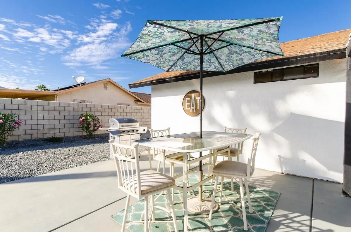 Zen Palm Springs Home With Pool, Hot Tub And Mountain View
