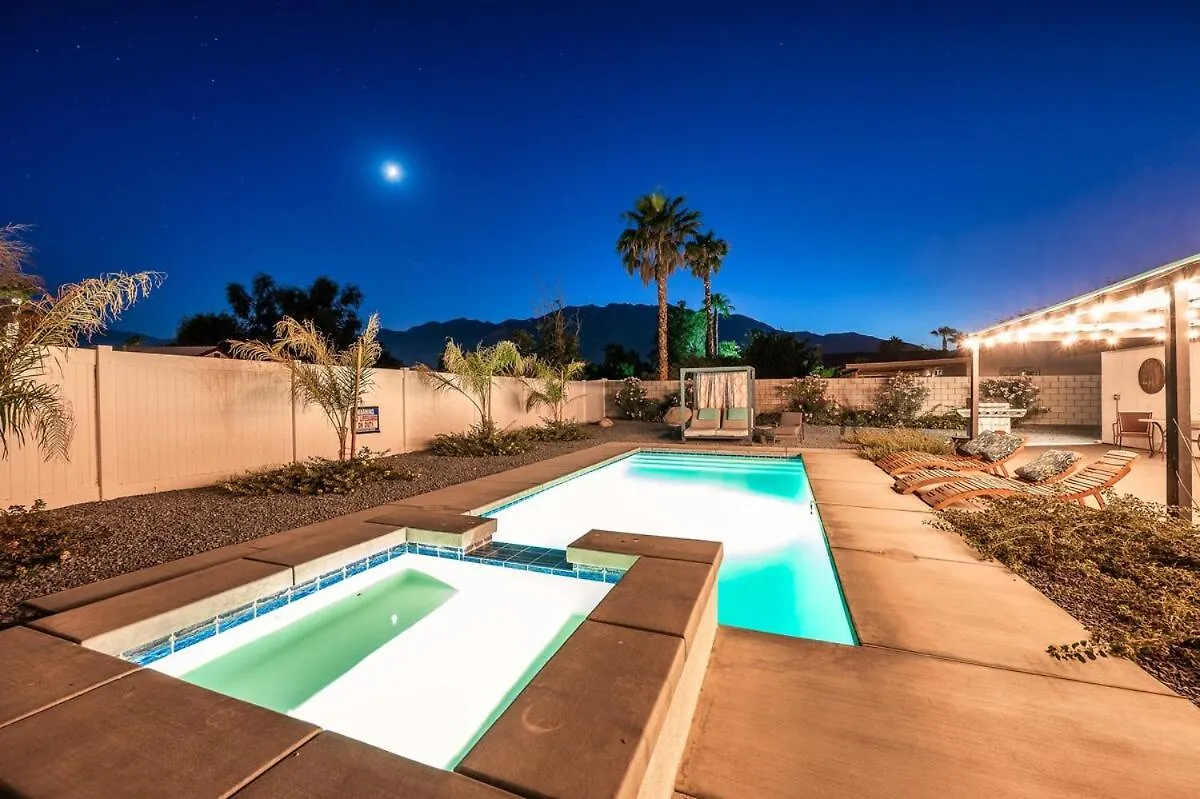 Zen Palm Springs Home With Pool, Hot Tub And Mountain View